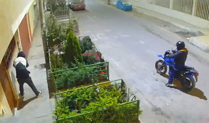 Ancón: delincuentes en moto detonan explosivo en vivienda de comerciante