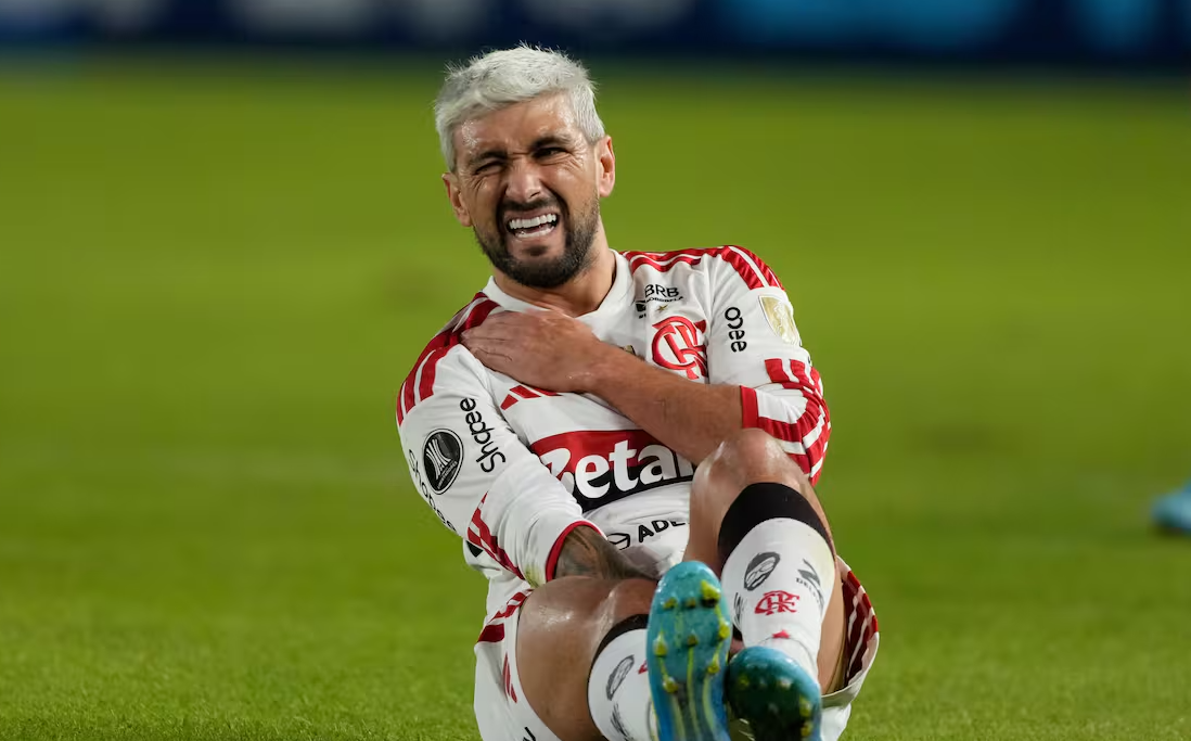 ¡Preocupación en Uruguay! De Arrascaeta sufrió fractura de clavícula y podría perderse el Mundial