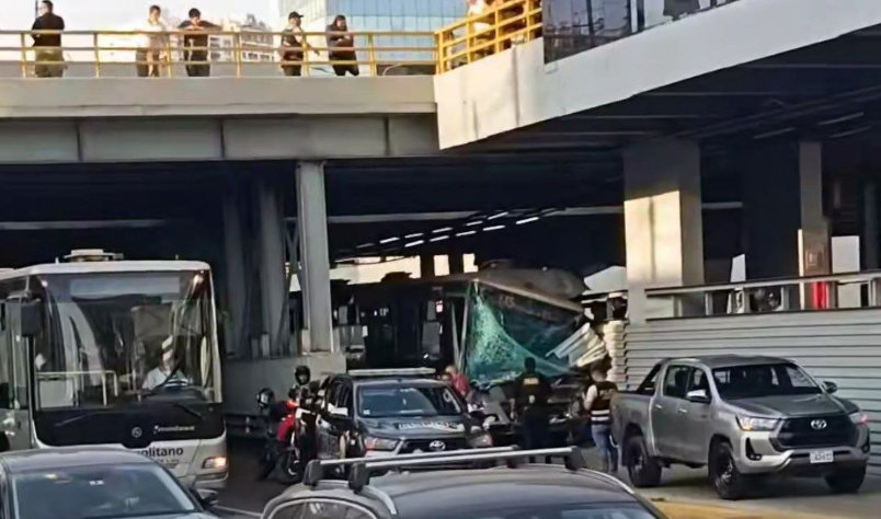 Metropolitano: bus choca contra baranda en la Vía Expresa
