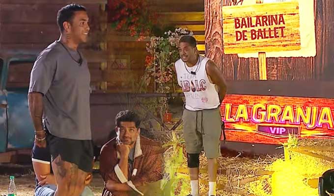 Granjeros juegan charadas con manos atadas y desatan risas en el reality
