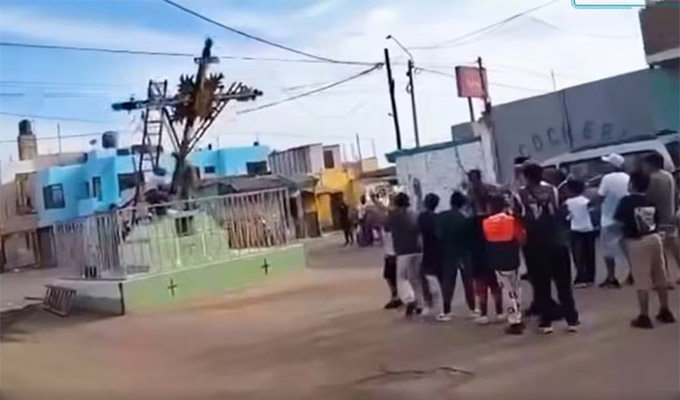 Pisco: se rompe venerada cruz de 131 años de antigüedad durante festividad