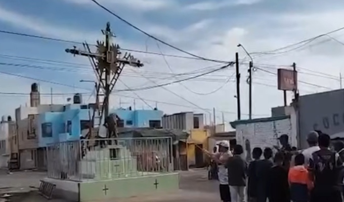 Cruz de más de 100 años cae durante tradicional bajada en Pisco y deja dos heridos