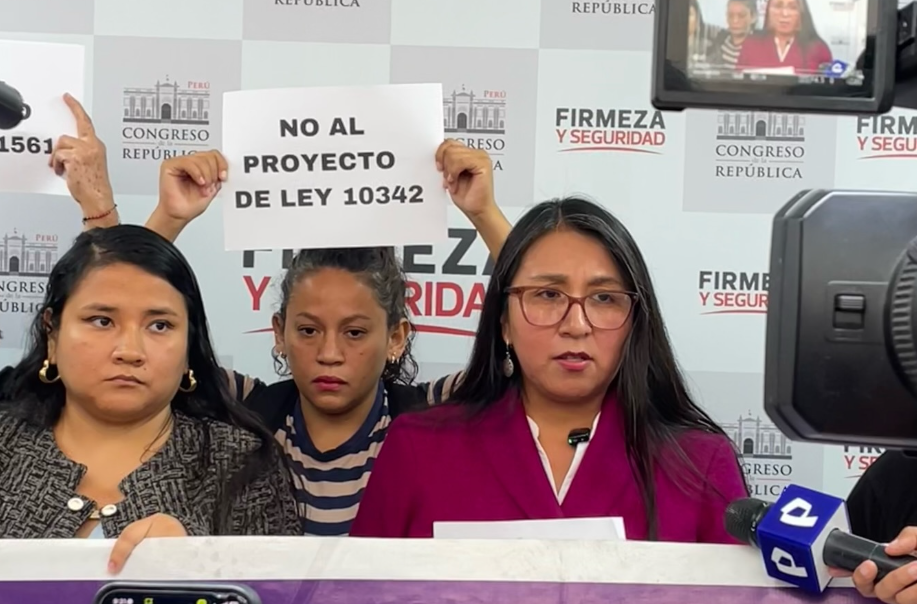 Familiares de víctimas de feminicidio protestan contra proyecto de ley en el Congreso
