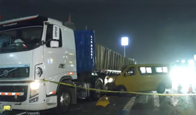 Panamericana Sur: tres muertos y ocho heridos deja choque de miniván contra camión estacionado