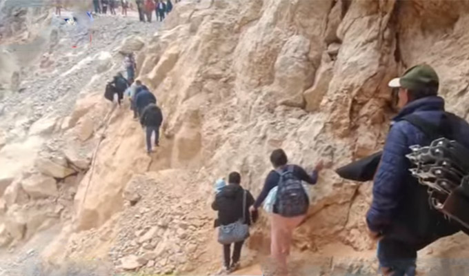 Huari: decenas de pobladores arriesgan sus vidas para cruzar la “garganta del diablo”