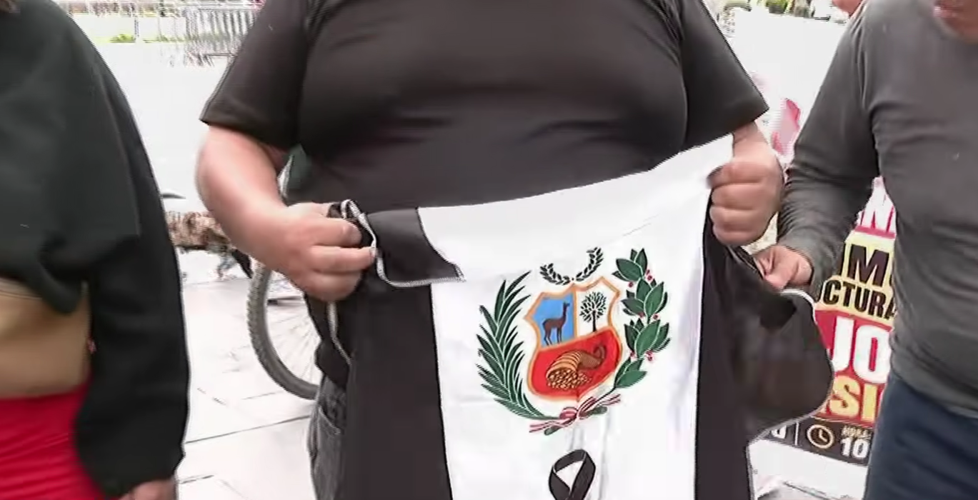 Comerciantes realizan lavado de bandera tras caída de “Los Pulpos de La Victoria”