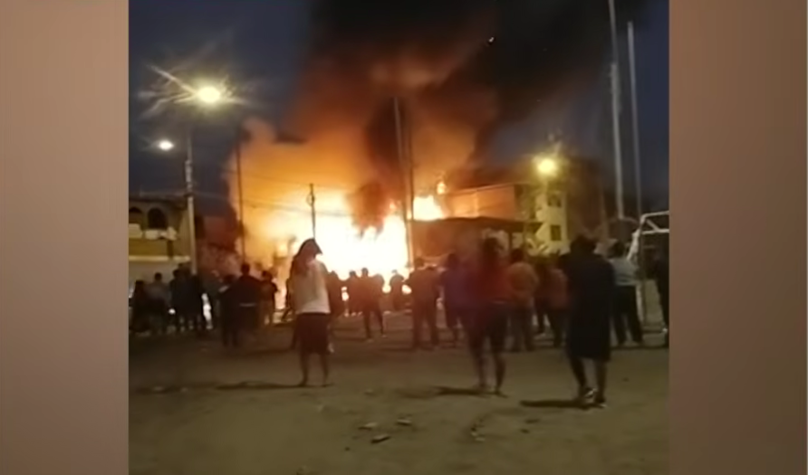 Villa El Salvador: incendio consume tres viviendas