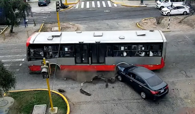 La Molina: ómnibus del Corredor Rojo choca con automóvil que intentaba cruzar la avenida