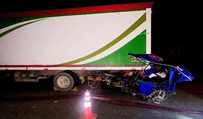 Tres muertos y un herido grave deja choque entre mototaxi y un camión de carga en Huánuco