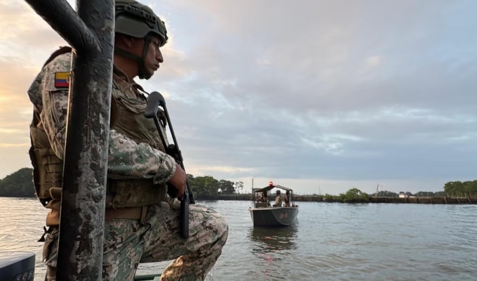 Ecuador refuerza control militar en puerto clave de frontera con Perú ante avance del narcotráfico