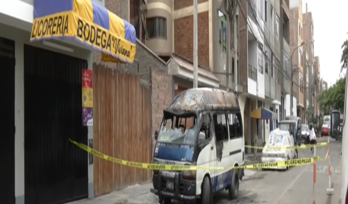 ¡Terror en Santa Anita! Extorsionadores incendian combi con cobrador dentro