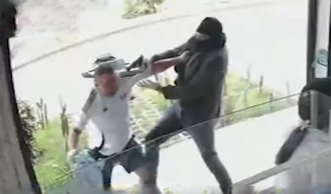 Comas: marcas golpean a padre de familia frente a su pequeña hija para robarle 50 mil soles