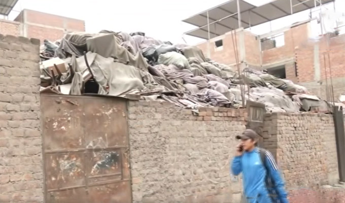 Vecinos sin límites en Ate: tiene en su techo gran cantidad de basura y material de reciclaje