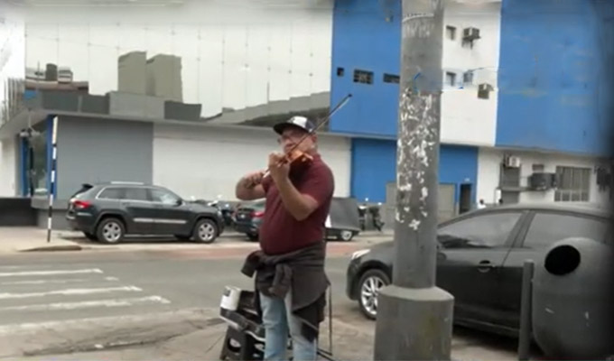 Violinista trabaja todo el día para el alimento y medicina de su familia