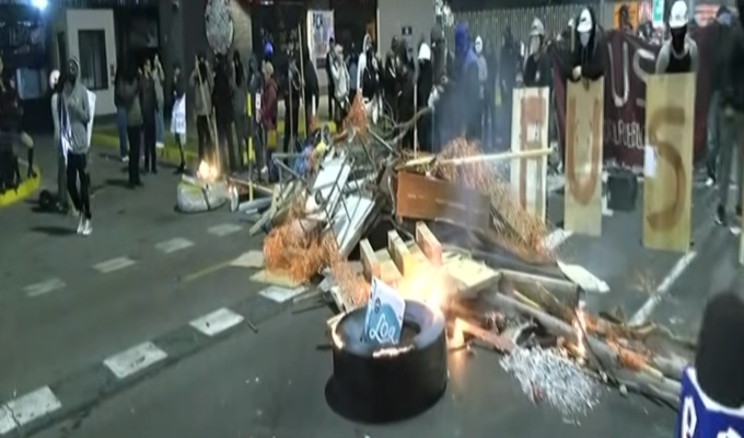 ¡Caos vehicular! Estudiantes de San Marcos bloquean avenida Universitaria