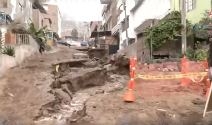 Rotura de tubería inunda viviendas en VMT: más de 20 familias pierden todos sus enseres