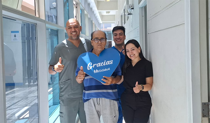 EsSalud: extirpan vejiga y próstata a paciente y le reconstruyen vías urinarias para derrotar al cáncer