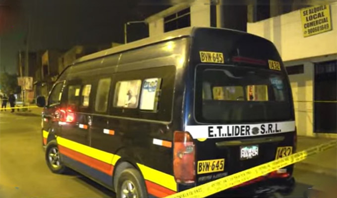 Comas: chofer muere y pasajera resulta herida tras ataque a balazos contra combi