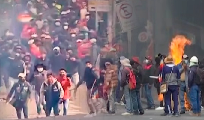 Manifestantes se enfrentan a la policía en Bolivia: ¿Qué está sucediendo en el país altiplánico?