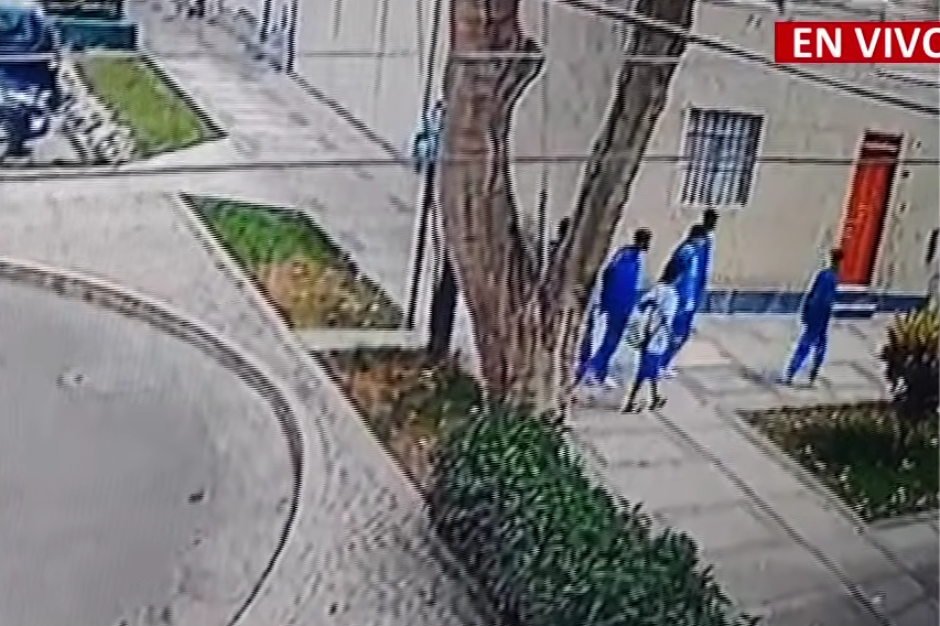 Surco: escolares destrozan puerta de vivienda como parte de supuesto “reto viral”