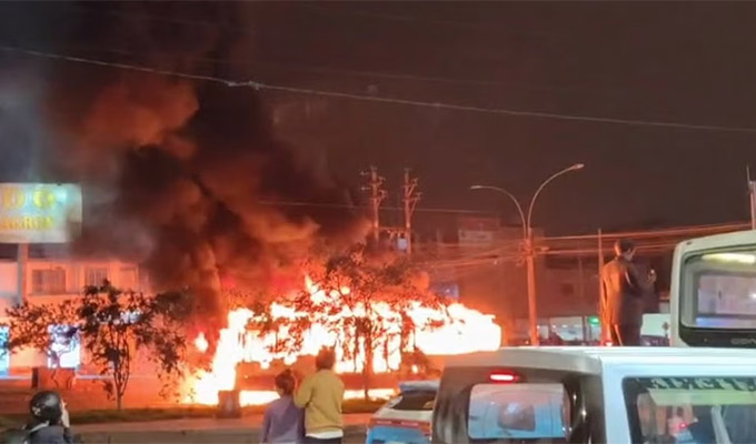 Bus del corredor morado se incendia en SJL: pasajeros dejaron unidad en medio de empujones