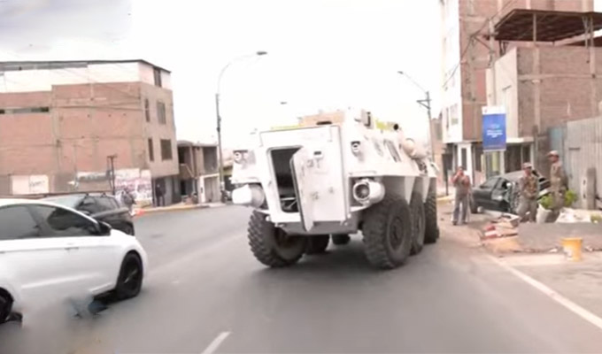 Chorrillos: tanqueta se despista, choca auto y derriba postes