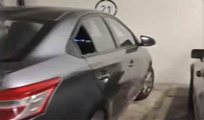 Roban en estacionamiento del hospital de Policía: rompen luna de auto y se llevan computadora