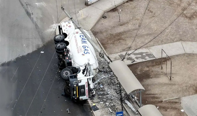 Alarma en Comas: camión cisterna cargado de gas se vuelca en la Av. Revolución