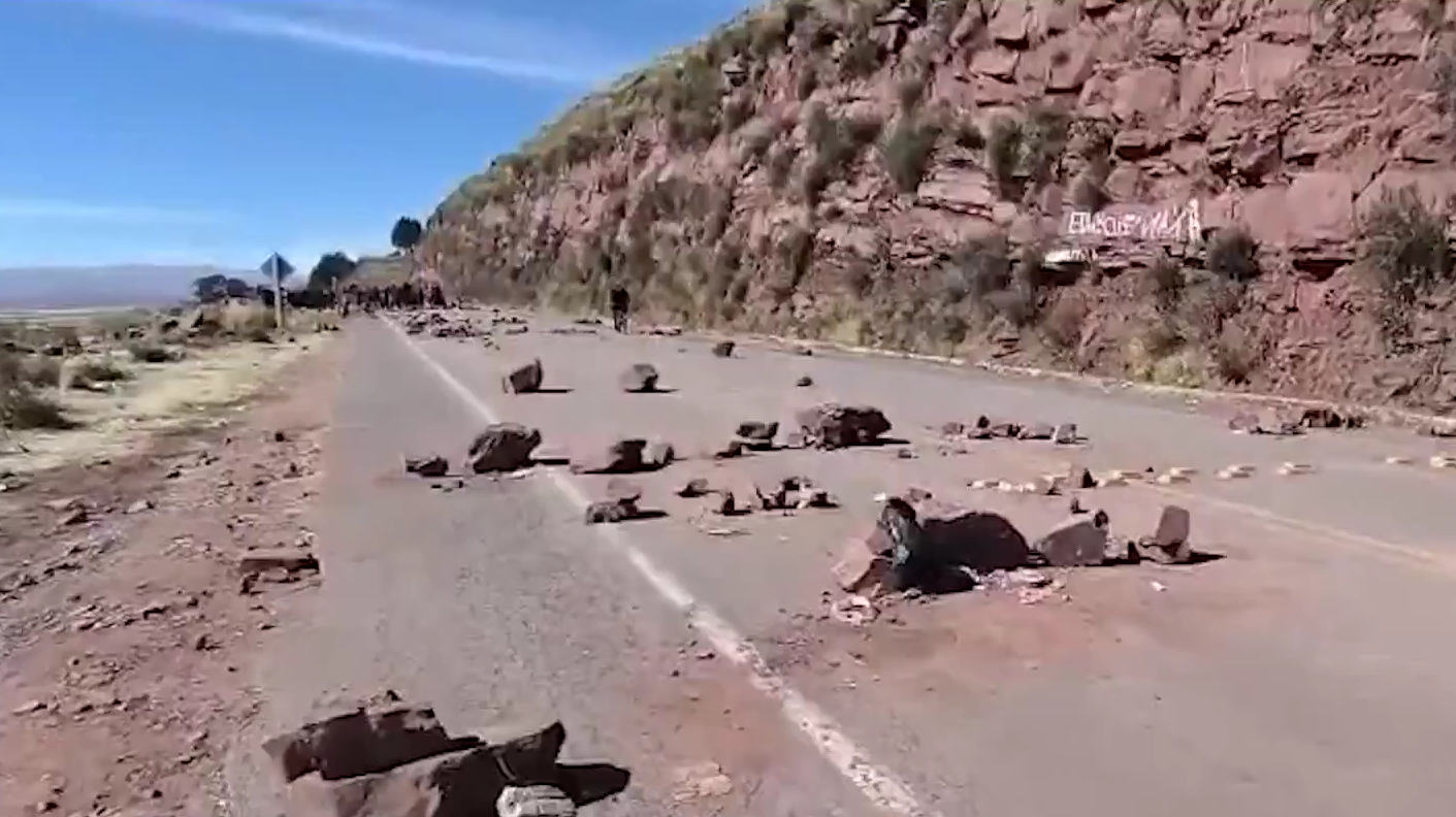 ¡Exclusivo! Vía Puno - Desaguadero se encuentra paralizada por bloqueos