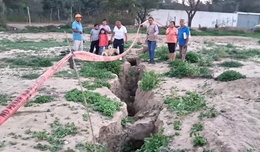 Ica: enormes grietas en el suelo alarman a pobladores de Pariña Grande