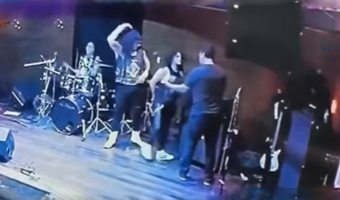 Centro de Lima: furibundo metalero agarra a golpes a sonidista y lo manda al hospital