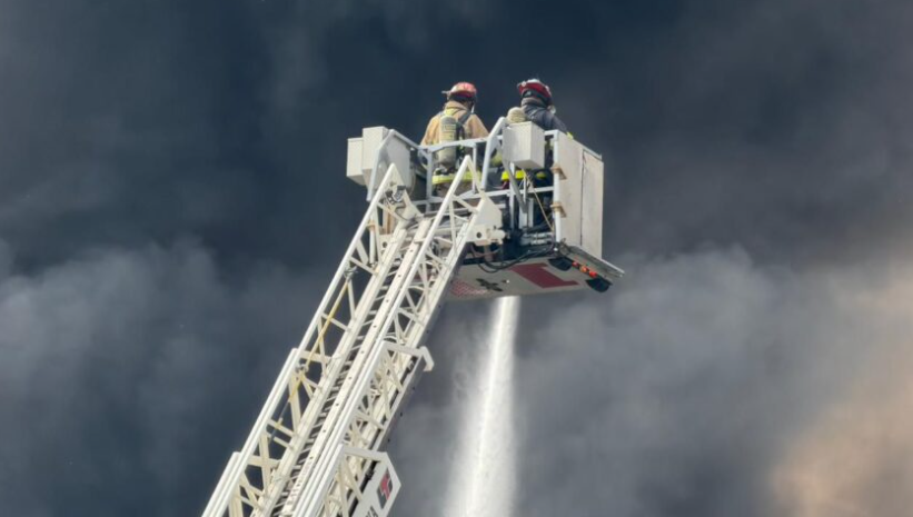 ¡Emergencia en Ate! Voraz incendio consumió almacén de plásticos