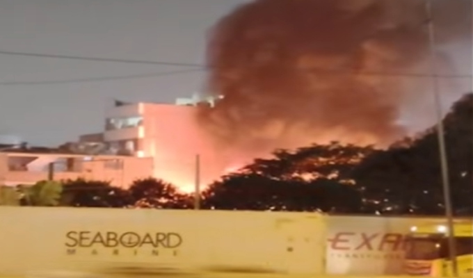 Incendio consume dos viviendas en el Cercado de Lima