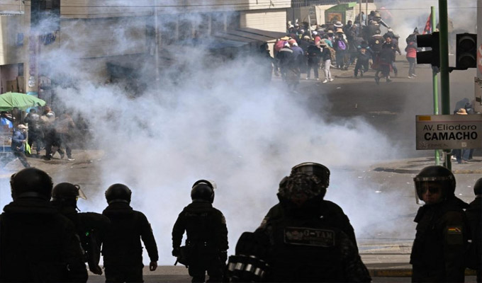 Policías se enfrentan con manifestantes en Bolivia: tratan de desbloquear vías tomadas hace tres semanas