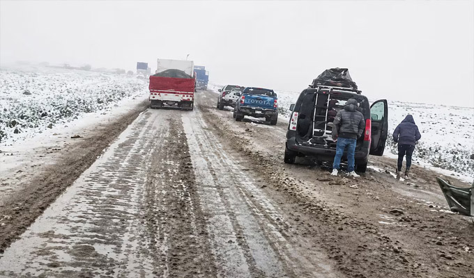 Decenas de camiones y vehículos varados por fuerte nevada en la carretera Arequipa – Juliaca