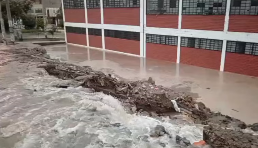 SJL: colapso de tubería inunda colegio y afecta a más de 1700 alumnos