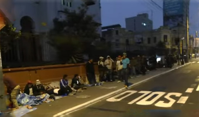 Avenida Arequipa: hacen largas colas por antecedentes militares y poder recibir bono