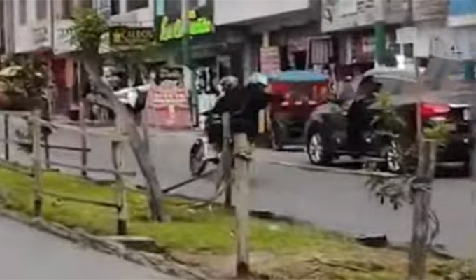 Cámaras captan ataque a balazos contra mototaxistas en SJL: balacera deja un muerto y un herido