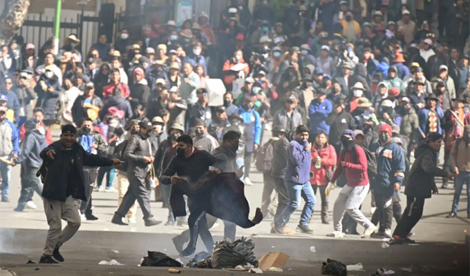 Crisis en Bolivia: nuevo enfrentamiento entre manifestantes y la policía deja decenas de heridos