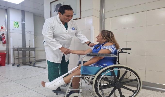 Médicos de EsSalud reconstruyen tobillo y ligamentos de paciente con placa anatómica de titanio