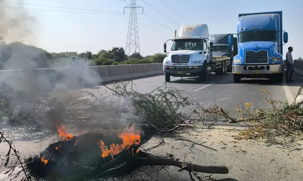 Productores de arroz bloquean la Panamericana Norte