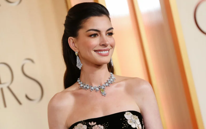 Anne Hathaway revela que vivió “parcialmente ciega” durante una década
