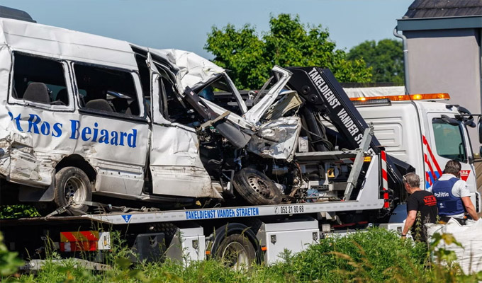 Conmoción en Bélgica: cuatro muertos y cinco heridos deja choque de tren con autobús escolar