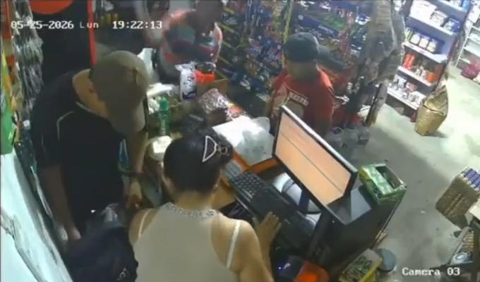 ¡Valiente reacción! Hombre frustró robo golpeando al delincuente con un machete