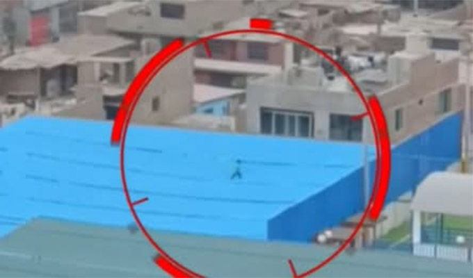 Ate: captan a niño corriendo sobre toldo de losa deportiva buscando su pelota