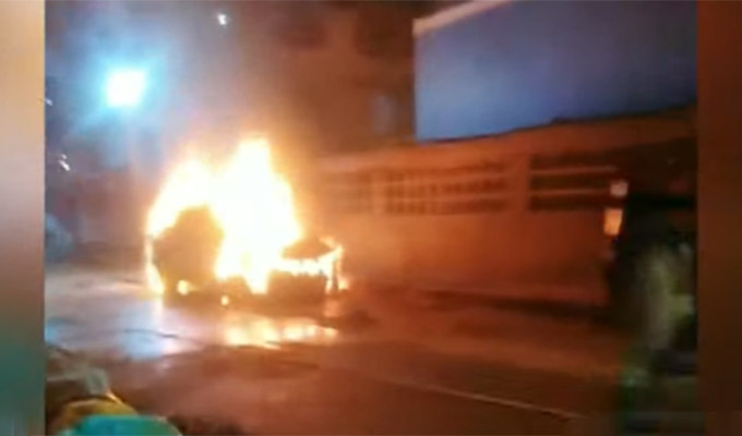 Rímac: extorsionadores incendian camioneta y escapan realizando disparos al aire