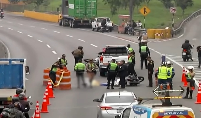 Pareja muere arrollada por camión tras caer de moto en Vía de Evitamiento