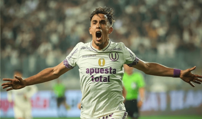 ¡Emotivo momento! Pérez Guedes se conmueve con homenaje de Universitario