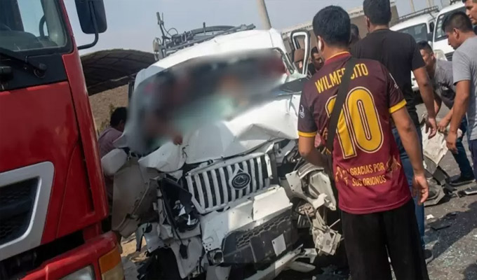 Lambayeque: al menos dos muertos y diez heridos deja choque entre miniván y tráiler