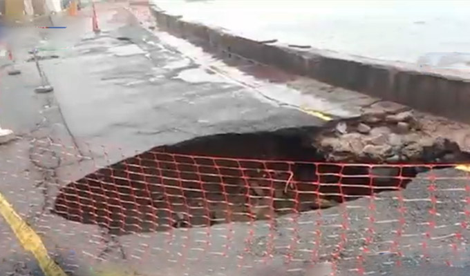 Vecinos alarmados: fuertes oleajes ocasionan enorme forado en malecón de San Bartolo